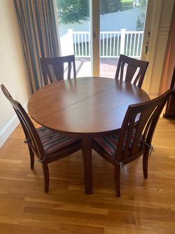 Expandable solid wood kitchen table