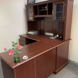 L-Shaped Desk With Hutch