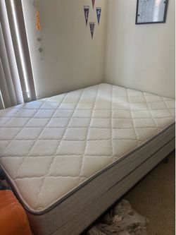 Impecable Queen bed with metal platform.