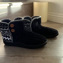 Brand New Mukluks Cozy Slippers Size Medium 7-8