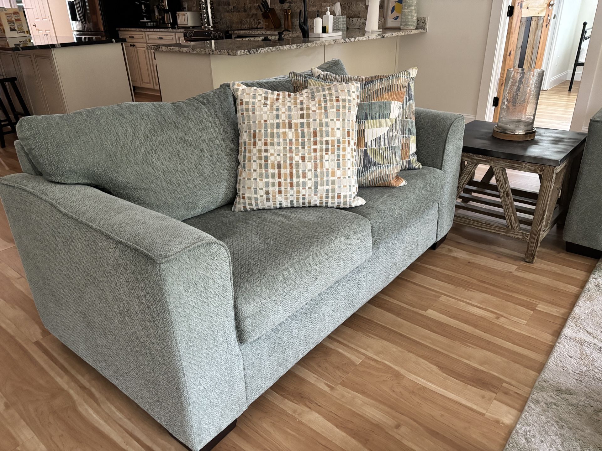 ποΈ Rooms To Go Sofa Set β Like New β $750 (Paid $1,200) ποΈ