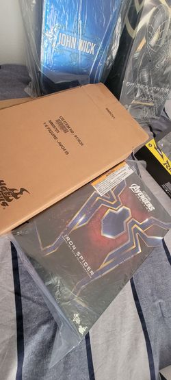 Hot Toys Iron Spider 2.0 Read Description please