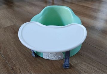 Baby bump seat with tray.
