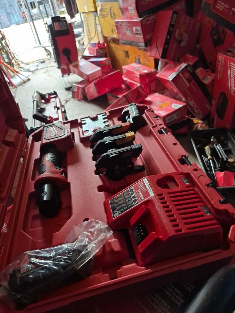 Milwaukee
M18 18V Lithium-Ion Cordless Short Throw PEX Press Tool Kit w/ (3) Viega PureFlow Jaws,(2) 2.0Ah Batteries & Charger STORE PRICE $799