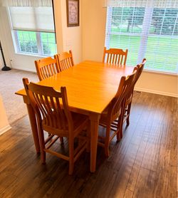 Amish solid Oak Dining Room Table and chairs