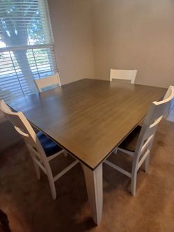 Table with 4 chairs