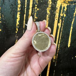 10k DIAMOND ROUND CHARM 