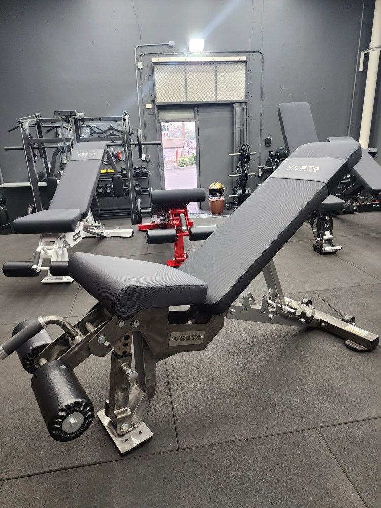 🔻 HEAVY DUTY COMMERCIAL GRADE SUPER SOLID  ADJUSTABLE BENCH THAT CAN INCLINE, DECLINE, FLAT AND MILITARY PRESS WITH WHEELS AND LEG PADS ( BRAND NEW )