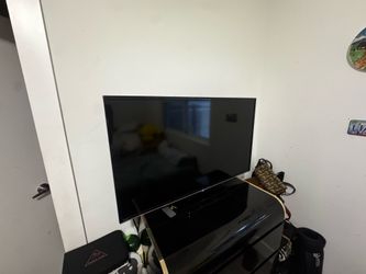 TCL ROKU TV 40”