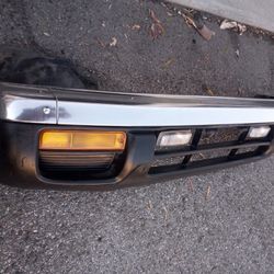 96-99 Nissan Pathfinder Complete Front Bumper With All The Accessories Oem.