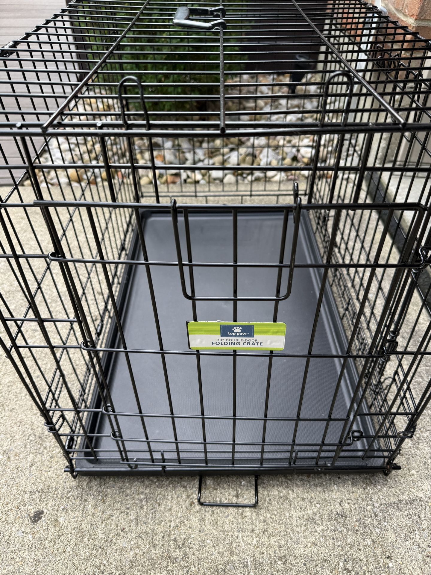 Medium Dog Crate in excellent shape! 31x20x22”. With double doors.