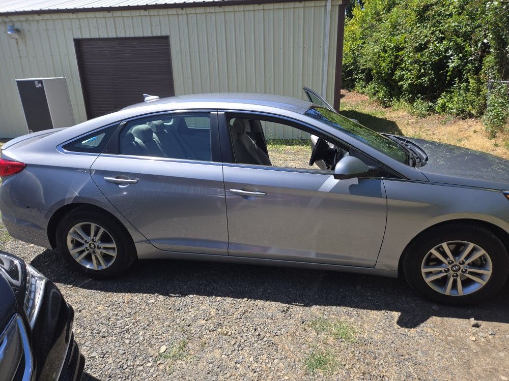2016 HYUNDAI 4DOOR RUNS GREAT