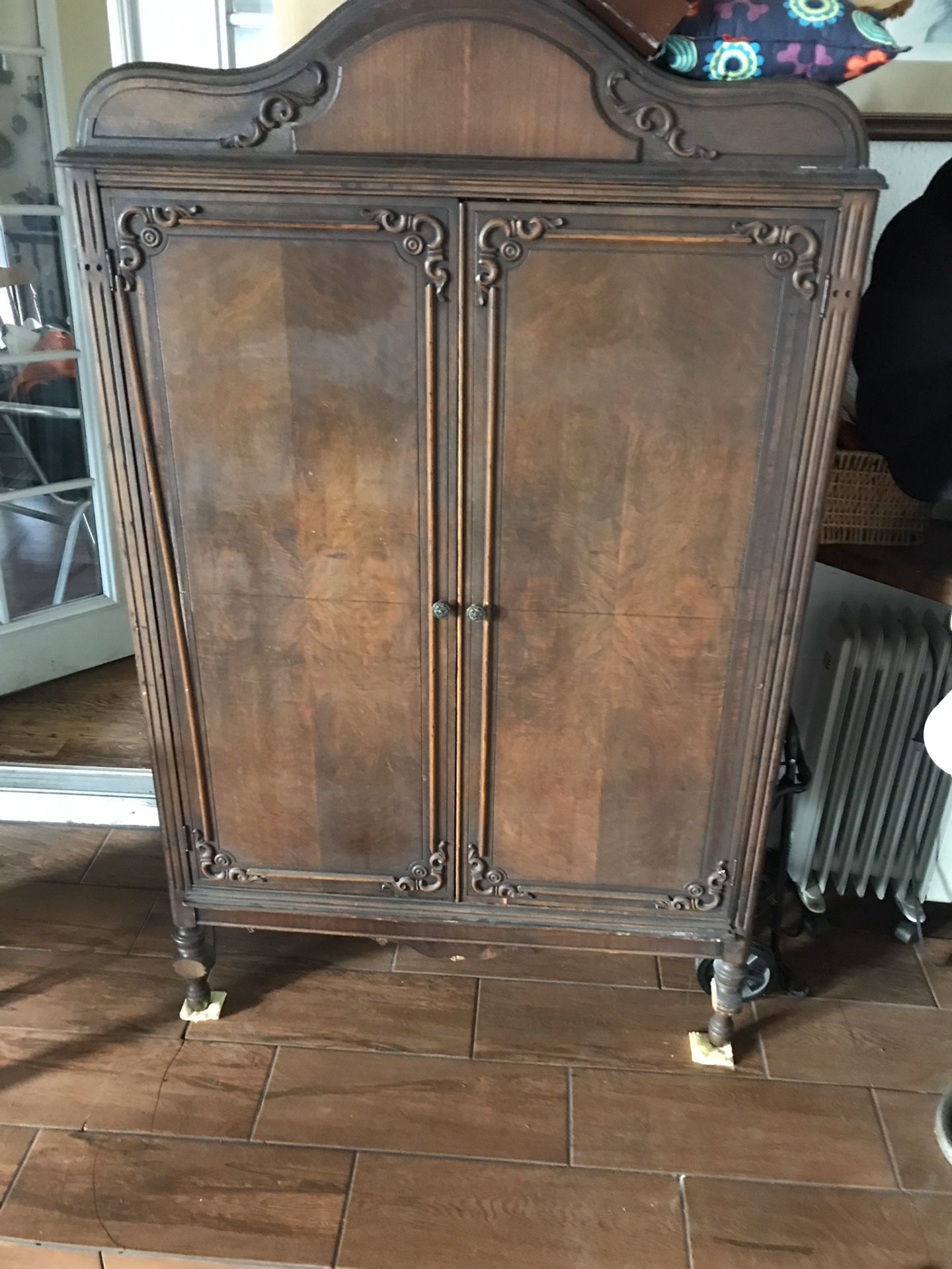 Antique dresser / Armoire