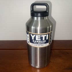 YETI RAMBLER 64 OZ WATER BOTTLE WITH CHUG CAP