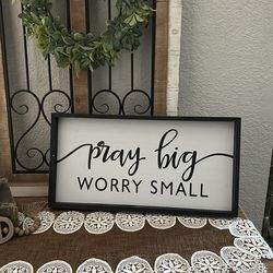 Pray big wall decor