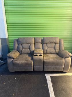 Reclining Loveseat with Center Console