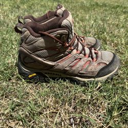 Woman’s Hiking boots Size 8