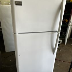 Frigidaire Gloss White Top Freezer Refrigerator 18 Cu Ft 