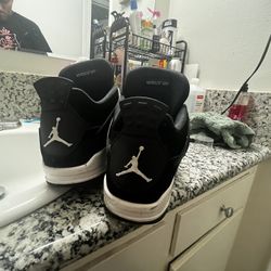 Jordan 4 White Thunders 