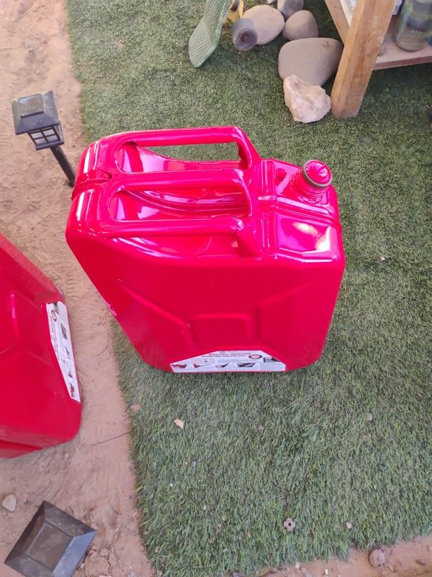 FLAME SHIELD Gas Can: 5 gal Capacity, Gasoline, Metal, Red
