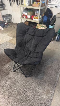 Folding lounge chairs
