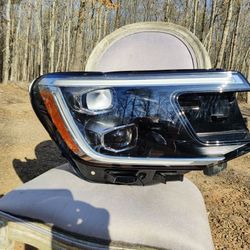 Passenger Side Headlight For A 2024 Volkswagen Atlas OEM Part