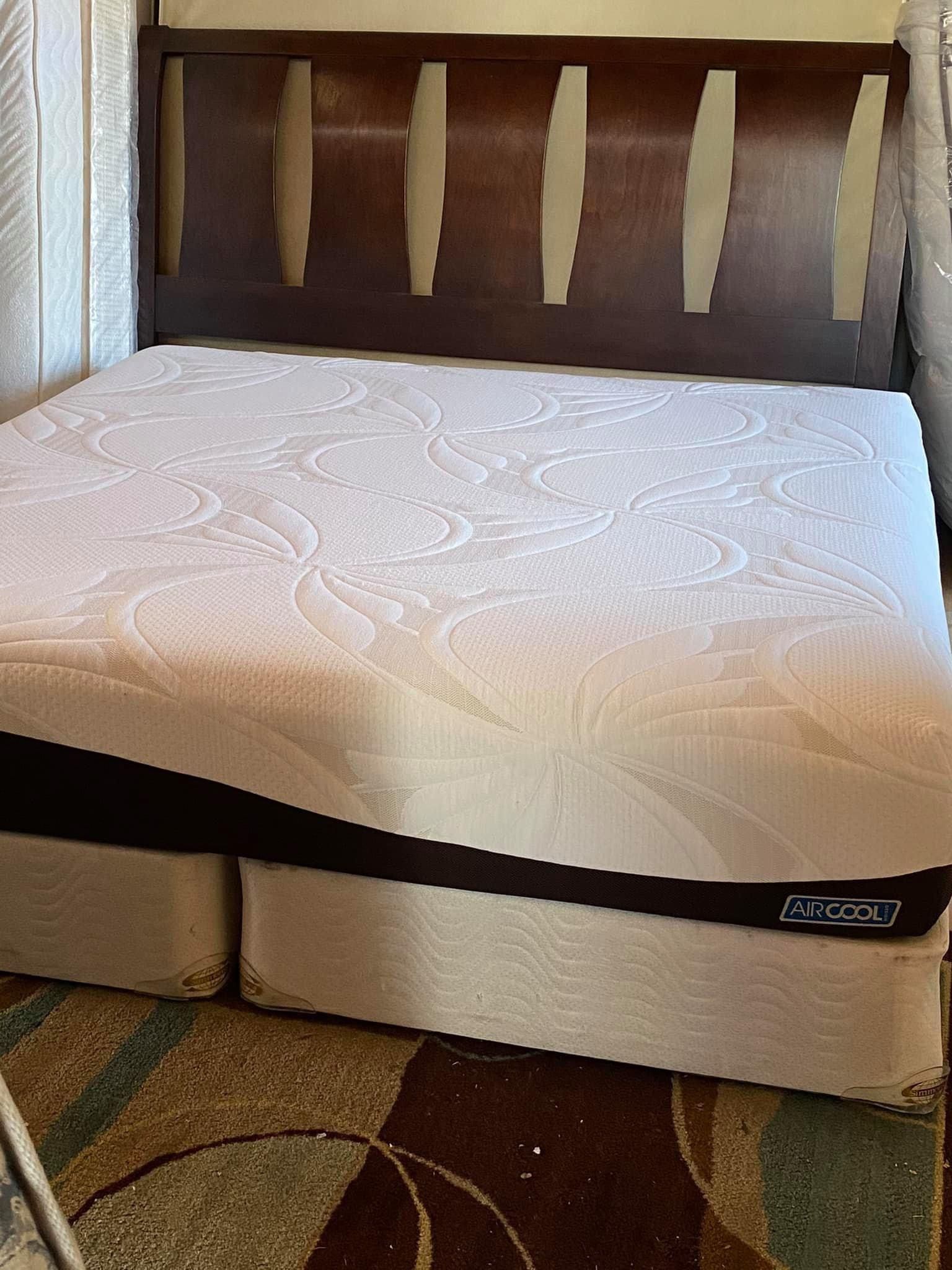 USED KING SIZE BEAUTYREST PEDIC COOL GEL MATTRESS WITH BOX SPRING