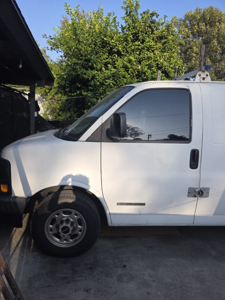 2004 GMC SAVANA 2500