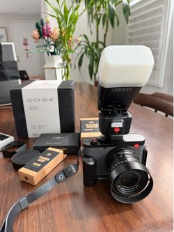 Leica Q3 43 Camrea with Leica SF 60 flash