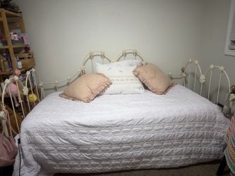 Twin Vintage Bed frame + Twin Matress