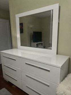 White Gloss 6-Drawer Dresser with Mirror
