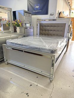 Complete Bed Room Set Size Queen