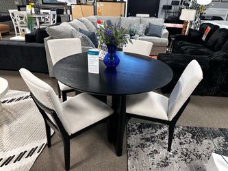 Stunning dining table set! $799 🖤✨