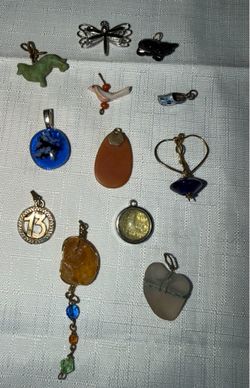 LOT OF VARIOUS PENDANTS & CHARMS
