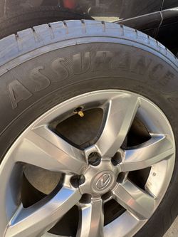 265/60/r18 Goodyear Tires & Lexus OEM Wheels
