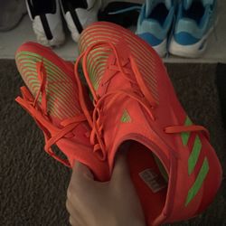 Like new used only on turf soccer cleats size 4.5y