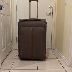 London Fog Kensington Spinner Suitcase