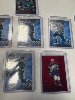 Lote 3 tarjetas hockey Upper Deck: Macklin Celebrini Dark Matter Rookie, Phil Esposito Autógrafo y Connor Bedard
