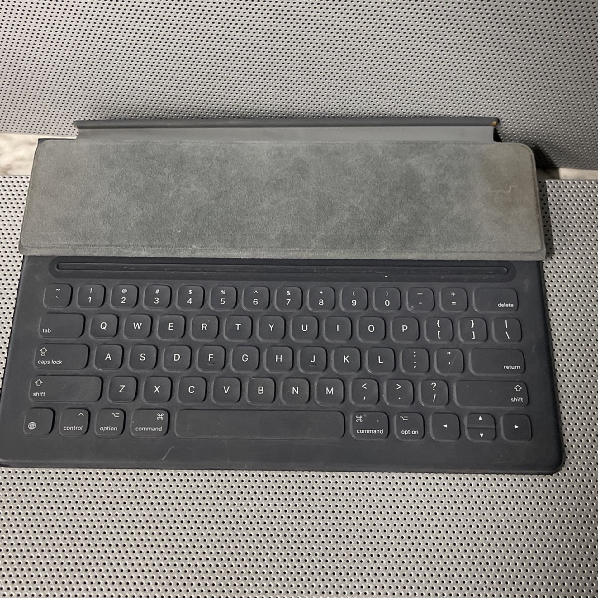 Apple Smart Keyboard And Cover iPad Pro 12.9” for Sale in Tempe, AZ OfferUp