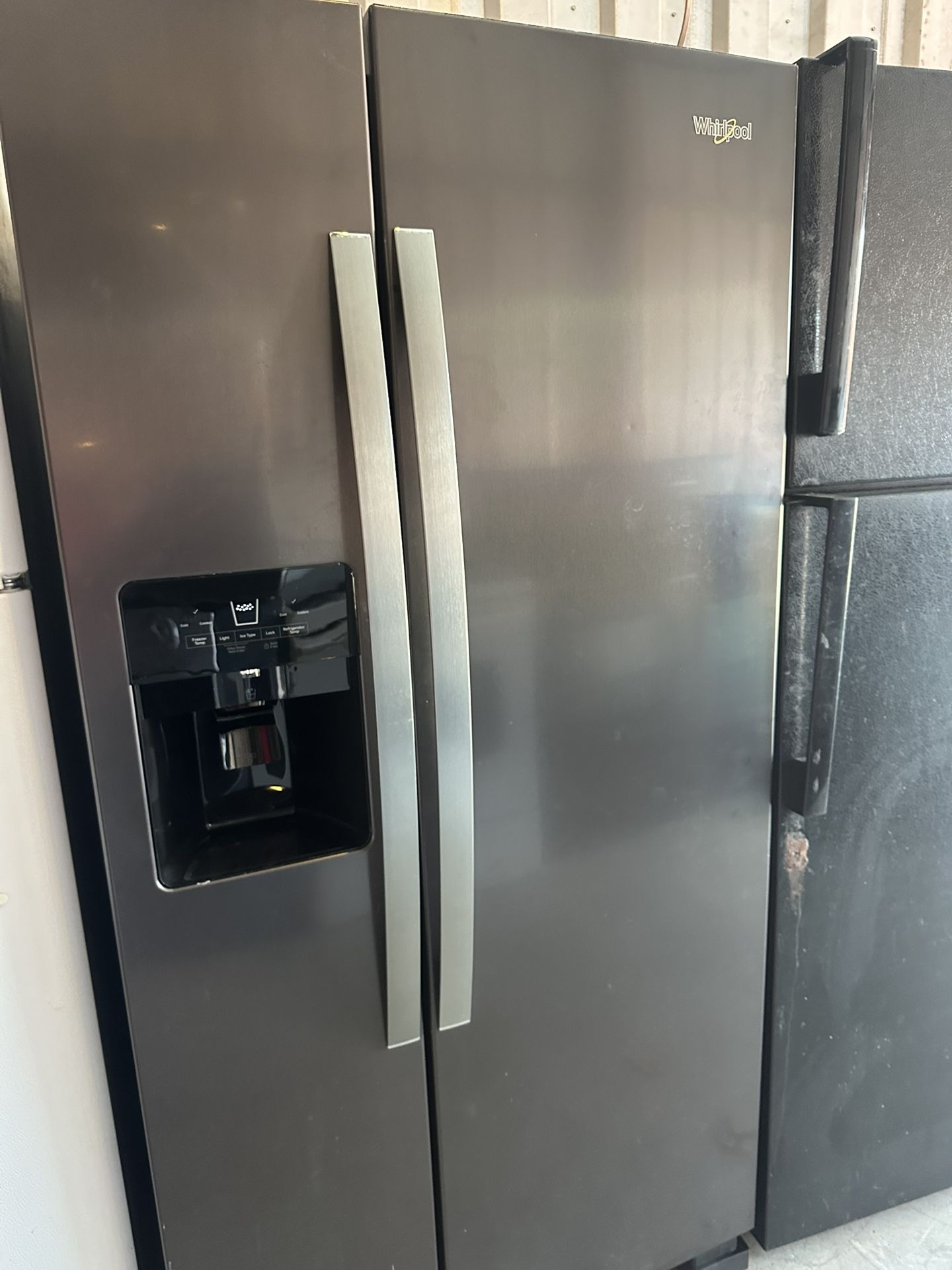 Whirlpool Fridge. 33 Wide. Black Stainer Stil