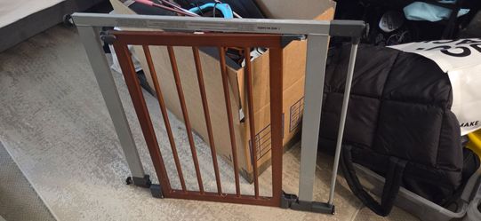 Adjustable dog/baby Gate