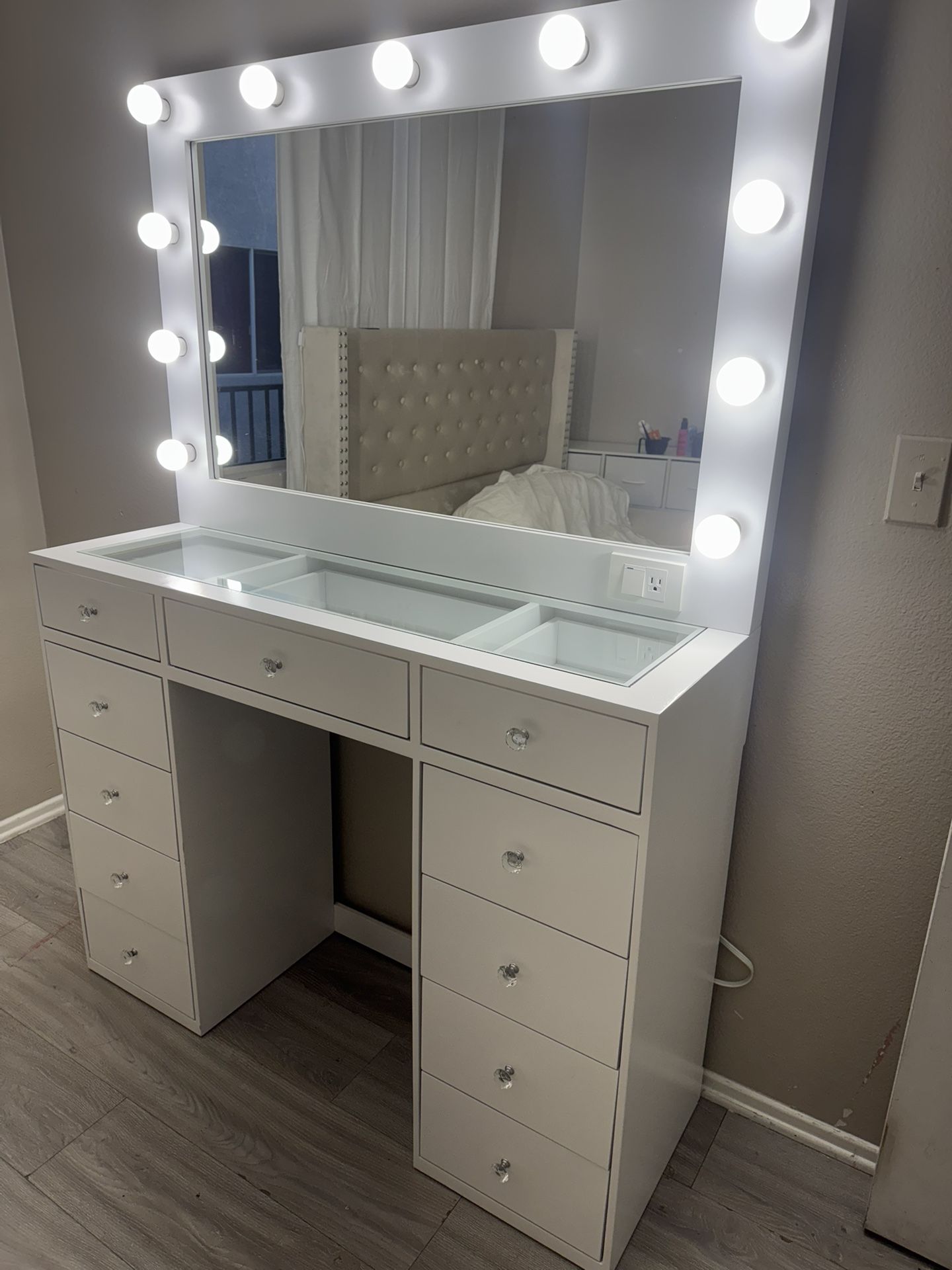 Big Hollywood Style Makeup Vanity for Sale in Hacienda Heights, CA