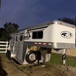 2 Horse Trailer  Like New