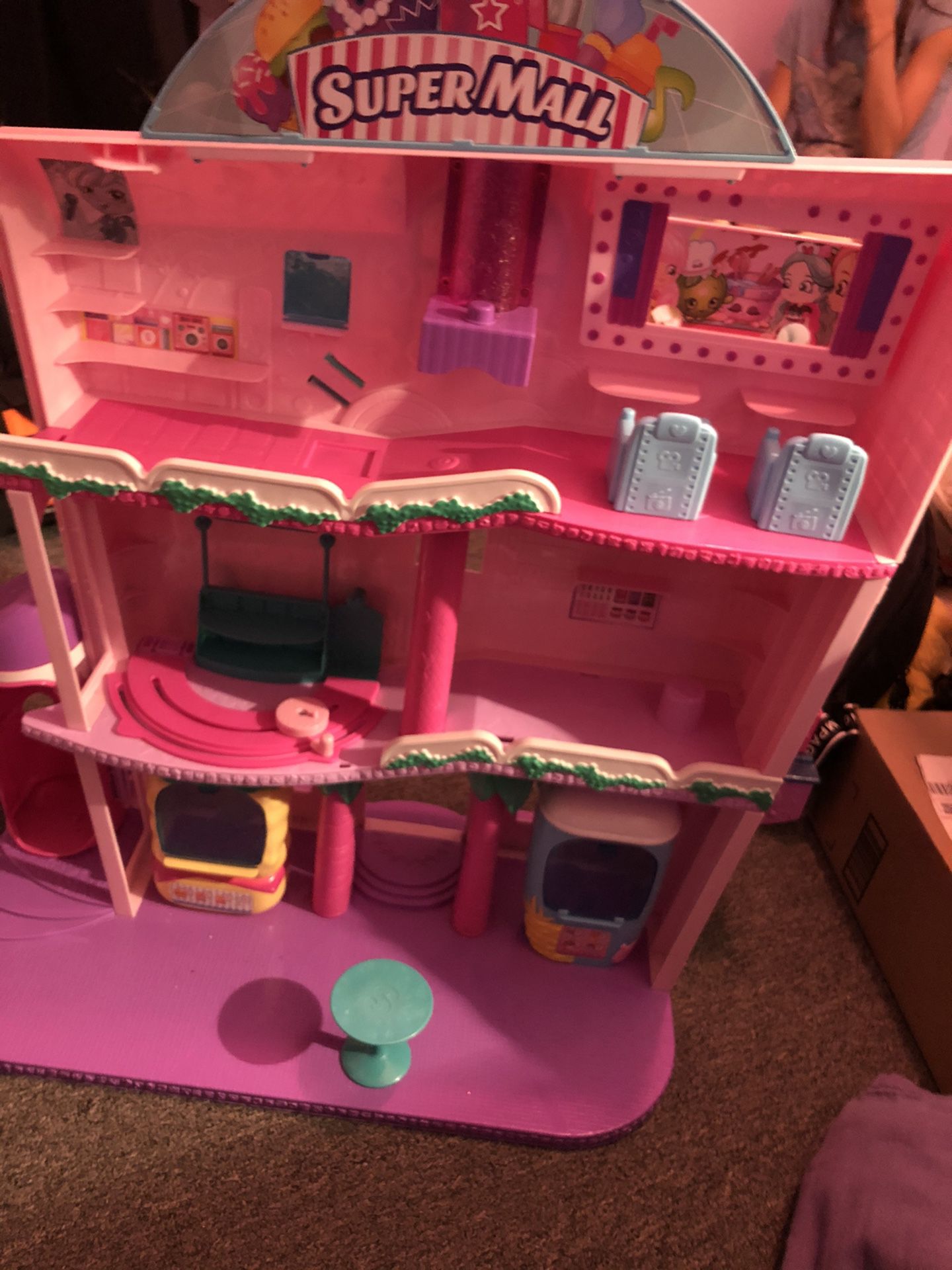 Shopkins mall comes with many accessories