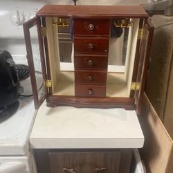 JEWELRY Keeps Neat 