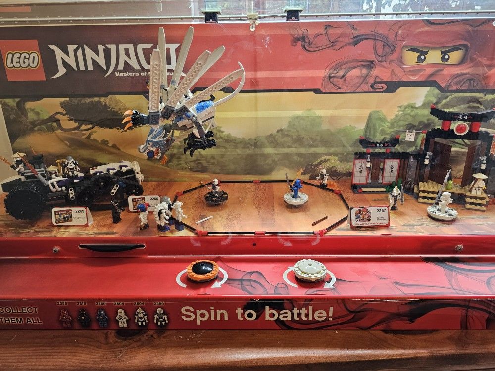 Lego Ninjago Master Of Spinjitzu Toy R US Store Display +extra