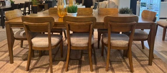 Expandable wooden dining table