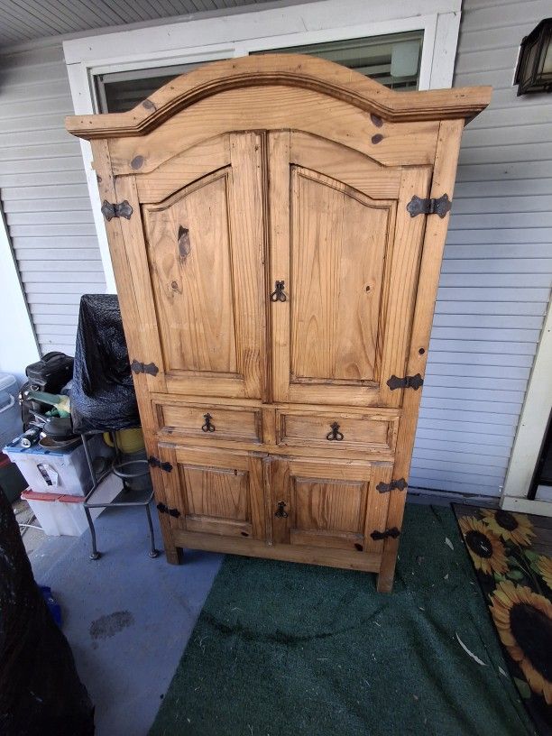 Armoire/ Wardrobe