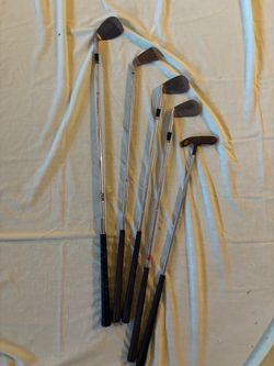 Set of 5 Golf Clubs Irons and Putter