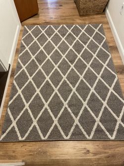 Grey And White Rug - 44x66 Inches 